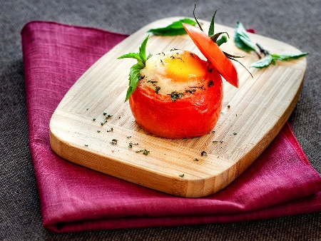 Пълнени домати със сирене, чесън и яйца печени на фурна - снимка на рецептата